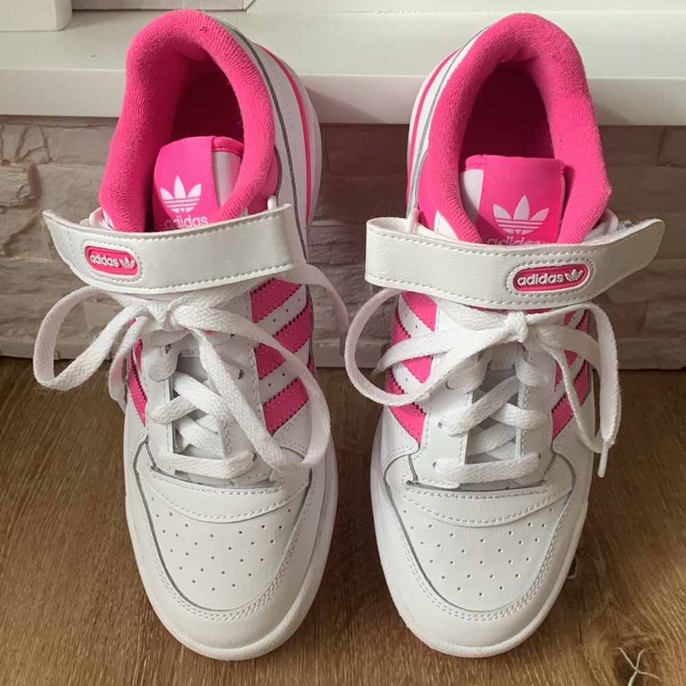 Adidas forum big kids size 6.5. Excellent condition